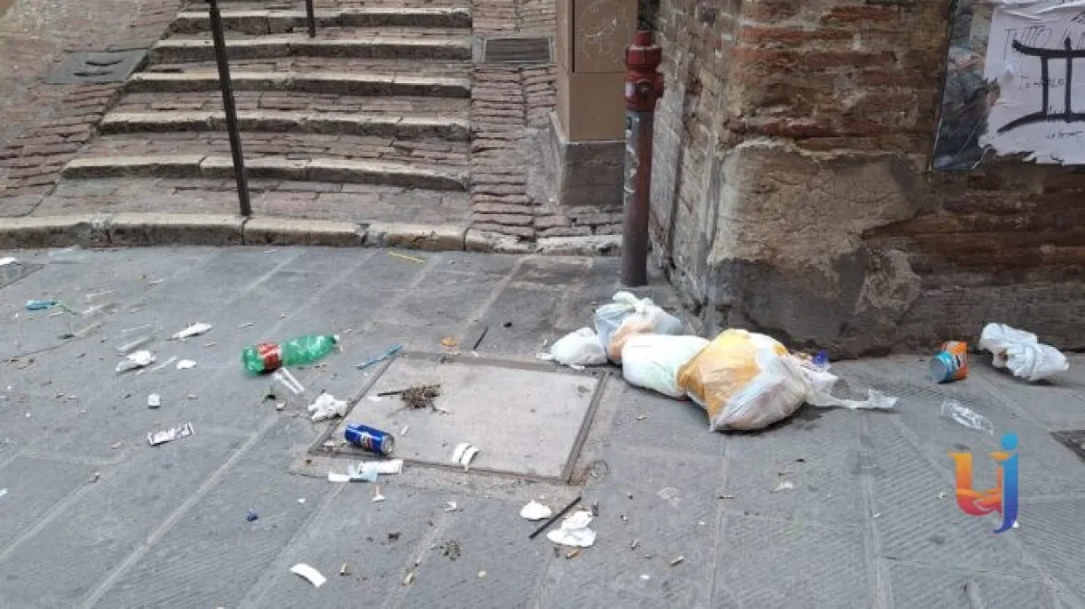 Perugia, via della Viola ancora tra rifiuti e schiamazzi: chiesti controlli stabili e interventi risolutivi