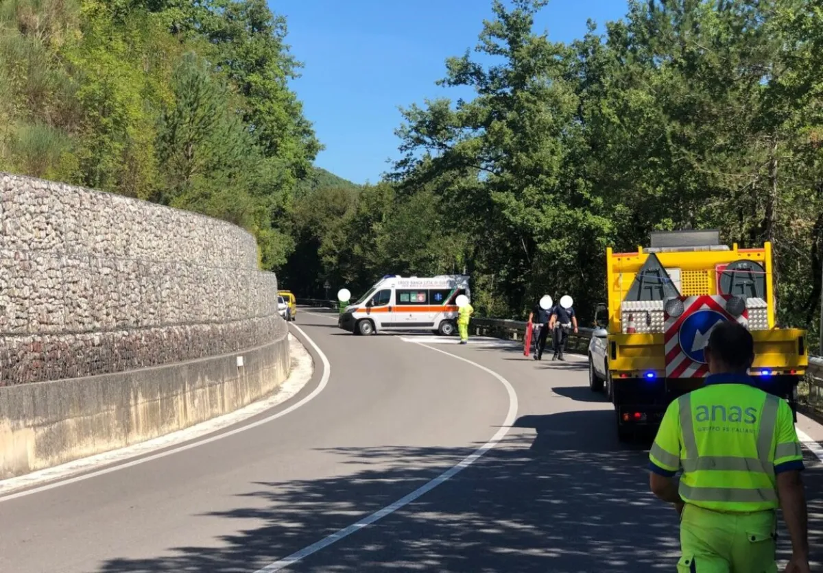 Gubbio, perde il controllo dell’auto sulla SS 219 a Camporeggiano: 60enne trasportata all’ospedale di Branca