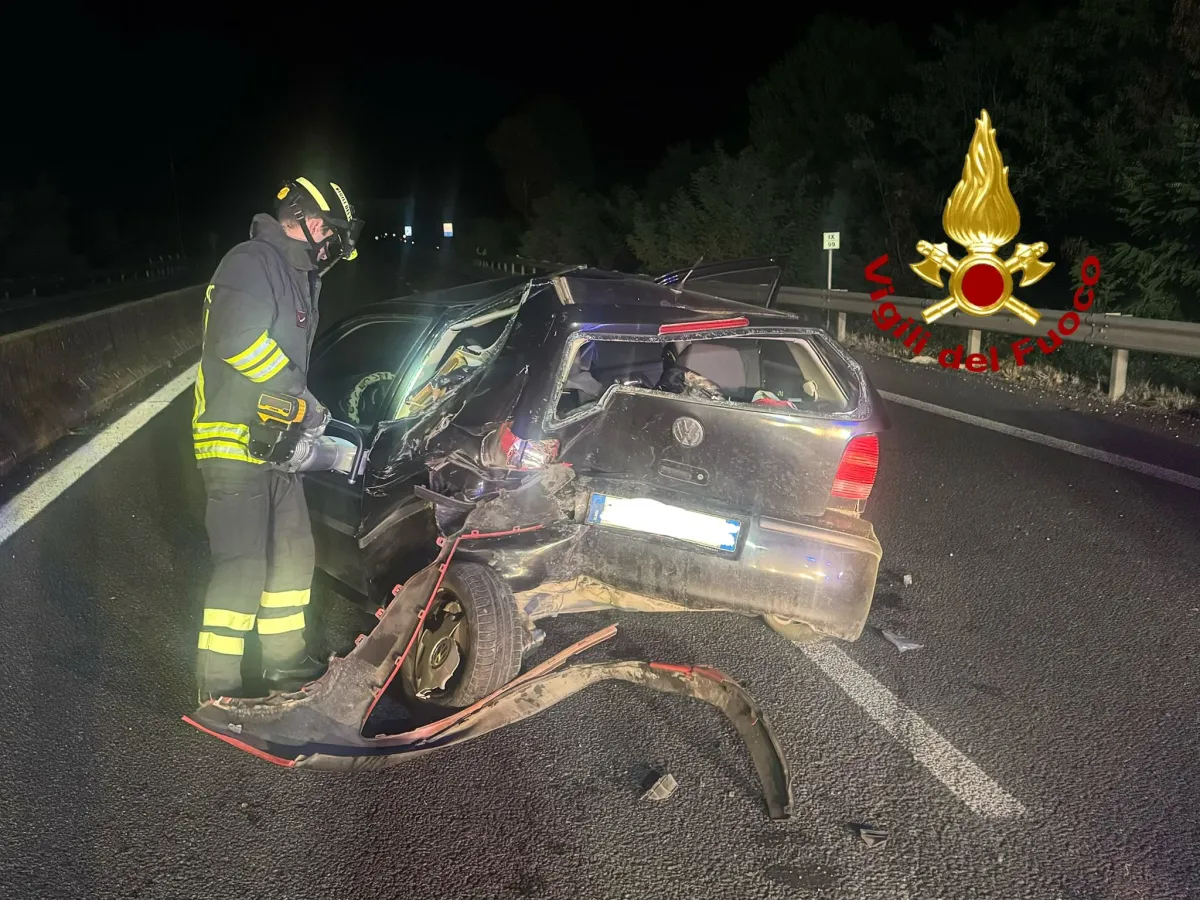 E45, incidente nella notte dopo Umbertide sud: quattro persone estratte dalle lamiere e trasferite in ospedale