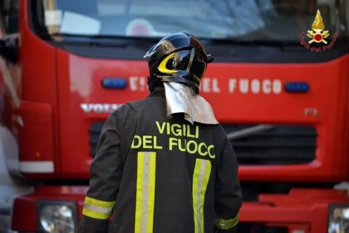 Incendio a Strozzacapponi, fiamme in una mansarda: due persone in ospedale e palazzina dichiarata inagibile