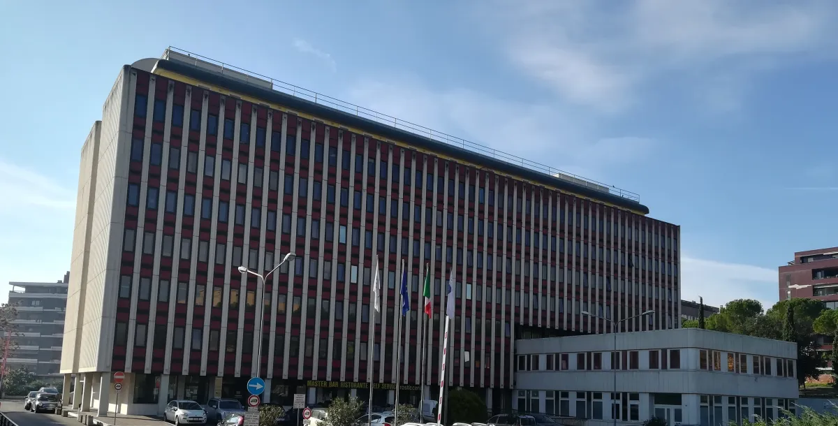 Castel Ritaldi, quindicenne accusato di aver minacciato tre coetanei alla festa di paese e di aver ottenuto 30 euro: scattano i domiciliari