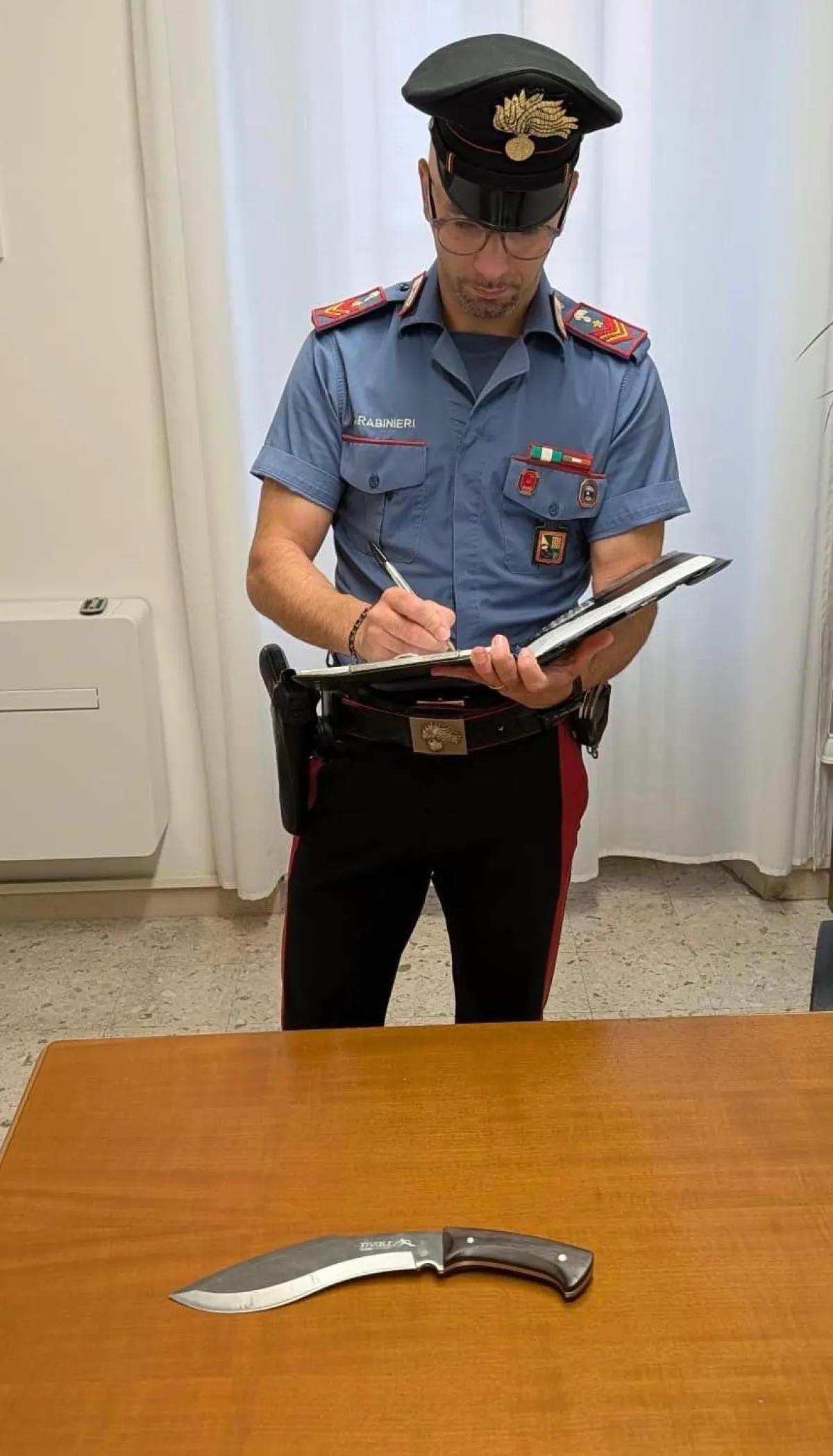 Umbertide, brandisce un coltello di 35 centimetri vicino a un negozio: denunciato un 37enne