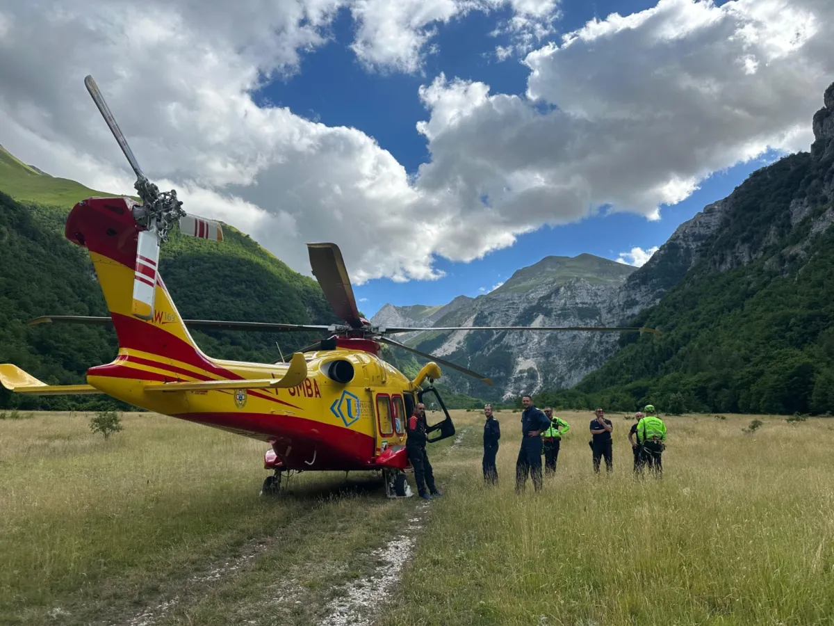 Gubbio, cade dallo scooter dopo un malore sulla vecchia SS 219: 60enne trasferita in elisoccorso a Perugia