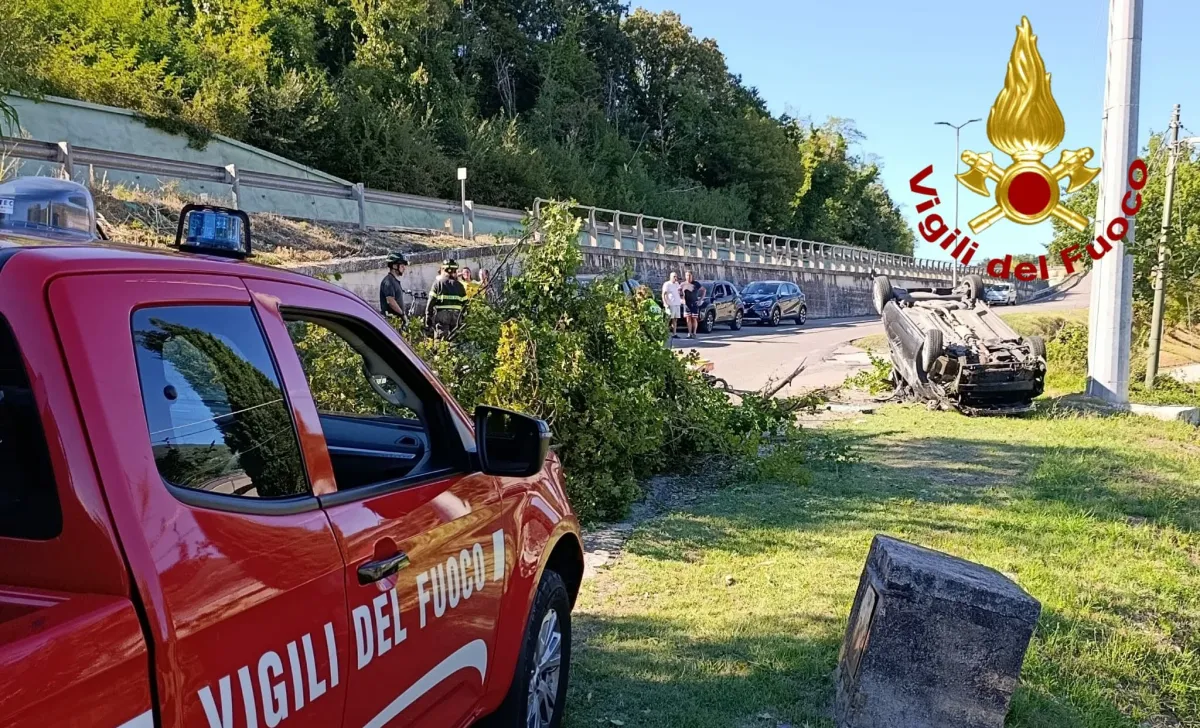 Terni, auto esce di strada e si ribalta sulla via Ternana: quattro feriti, c'è anche un bambino