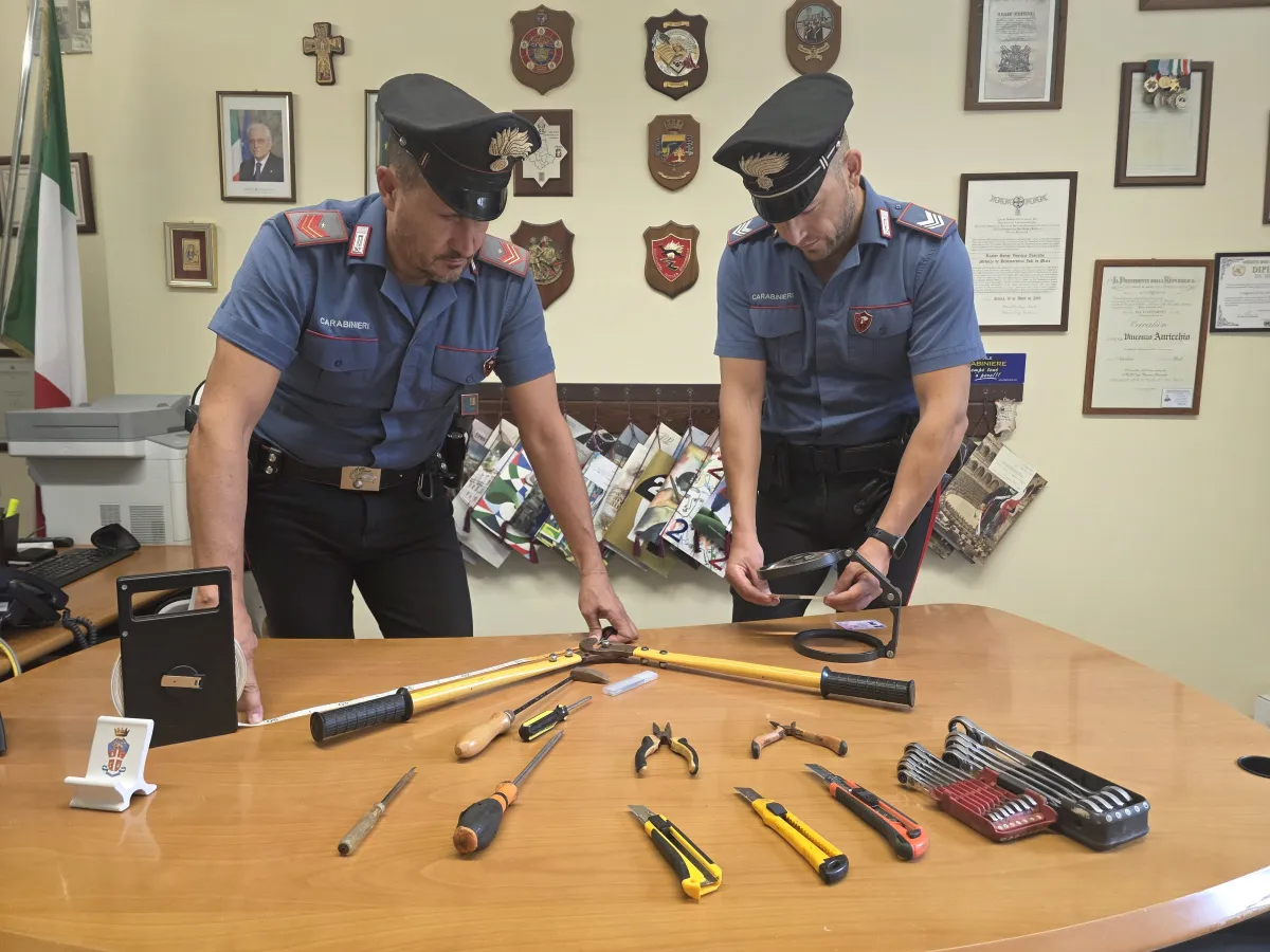 Foligno, auto sospetta all’alba: nel bagagliaio arnesi da scasso e documenti falsi