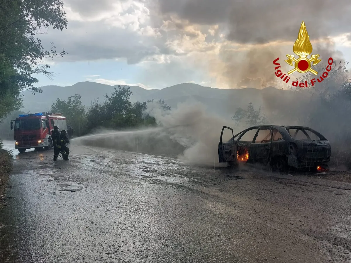 Terni, auto alimentata a Gpl in fiamme sulla provinciale 4: 35enne ustionato a una mano