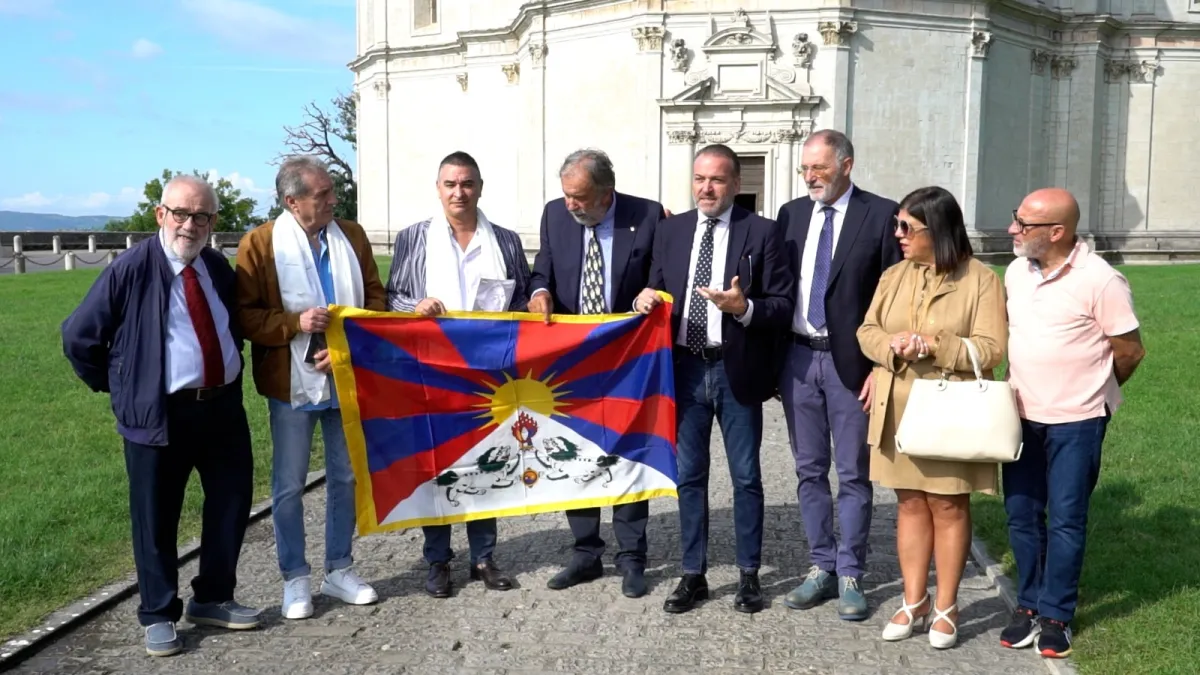 Todi, l’Associazione Italia-Tibet visita la Consolazione: consegnata una serigrafia di Foglietta destinata al Dalai Lama