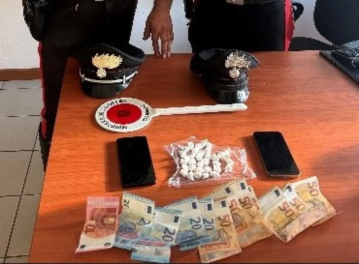 Terni, arrestato giovane per droga: cocaina nascosta nelle scarpe e in hotel