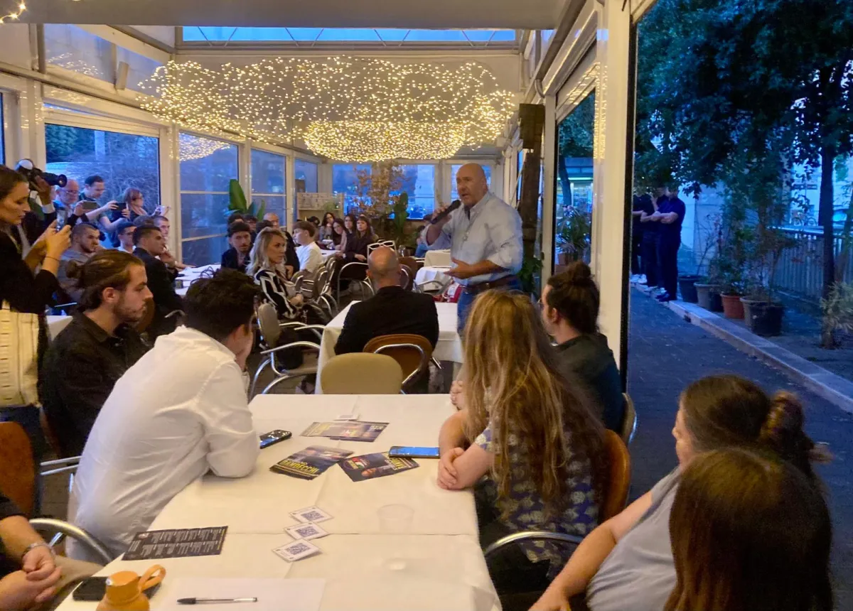 Bandecchi all'aperitivo con i giovani: "La politica è un servizio alla città"