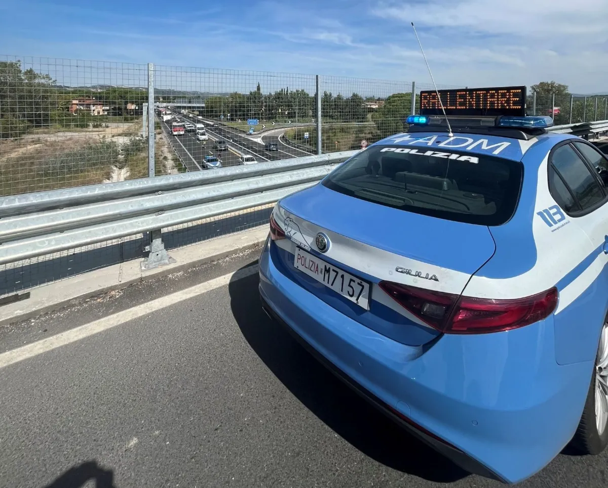 Minaccia di gettarsi da un cavalcavia dell'E45 a San Martino in Campo. Interviene la Polizia e lo mette in salvo