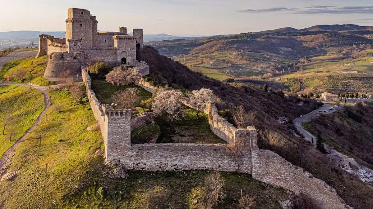 Assisi, la Rocca Maggiore si tinge di rosso per l’eliminazione delle armi nucleari