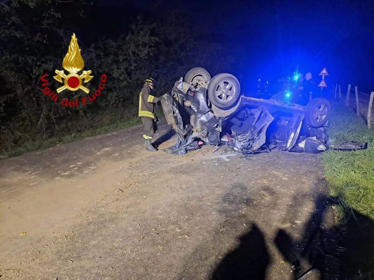 Gubbio, auto si ribalta: quattro giovani feriti, due in codice rosso. Roghi e soccorsi in provincia