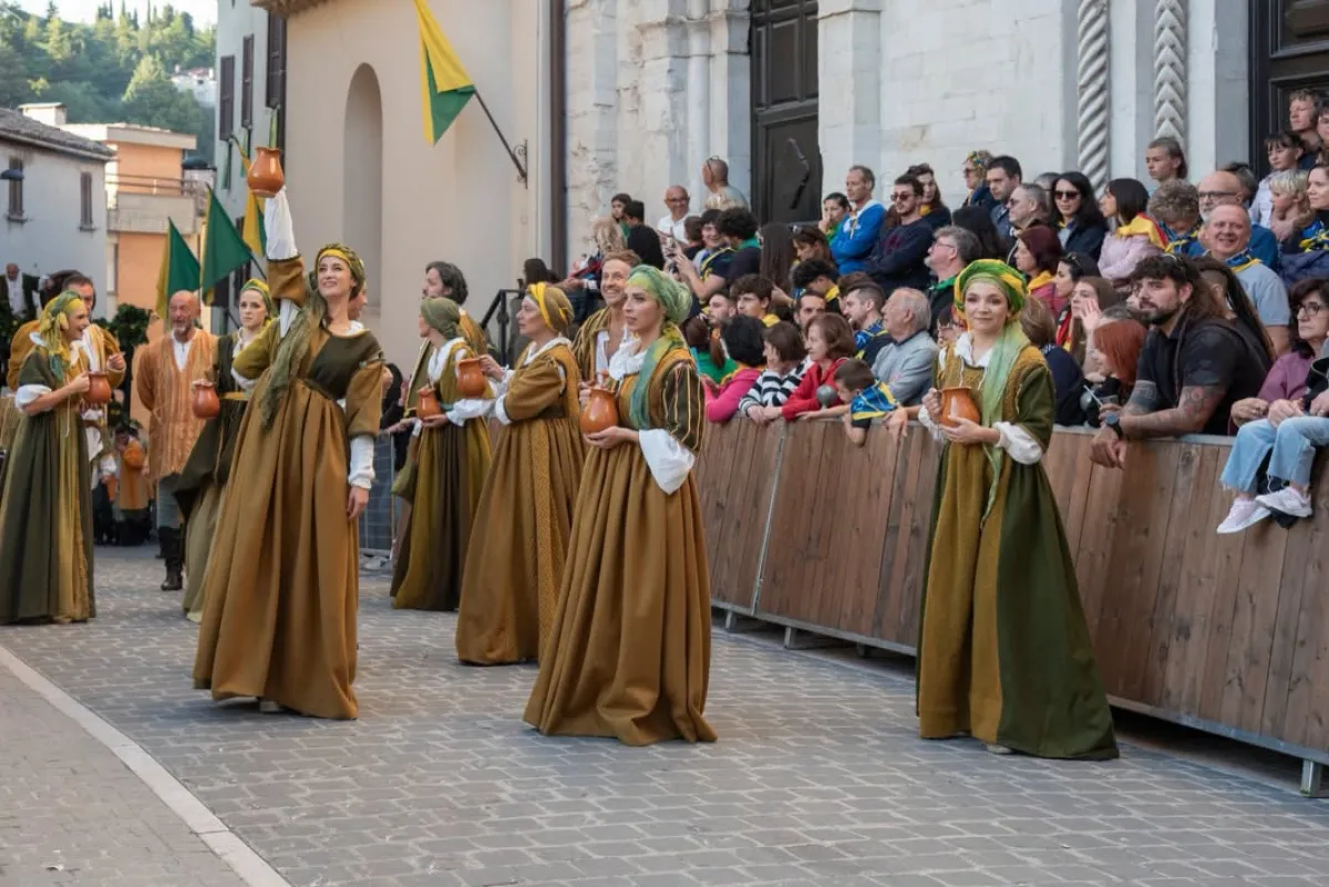 Gualdo Tadino, il Medioevo sfila di notte: 1.200 figuranti per i Giochi de le Porte