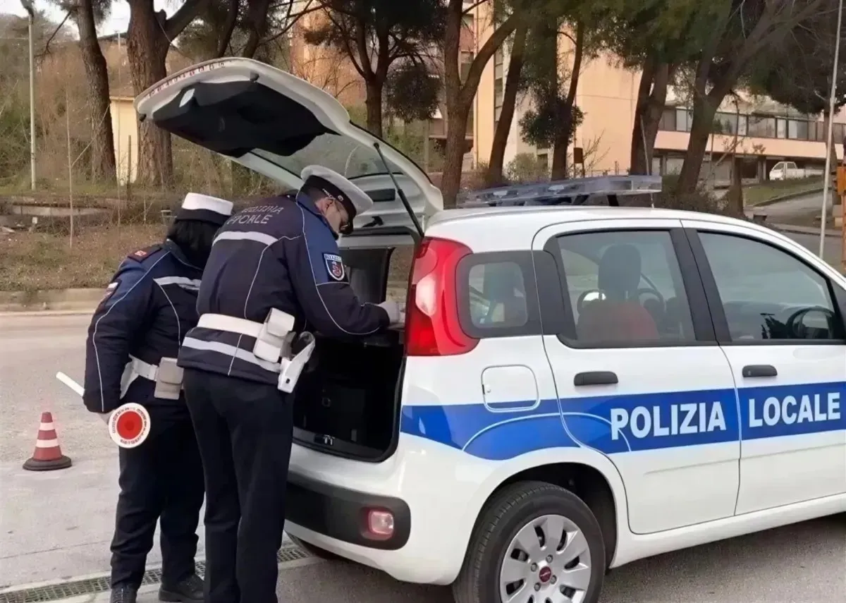 Narni, forza posto di blocco e scappa tentando di speronare l'auto della Polizia Locale
