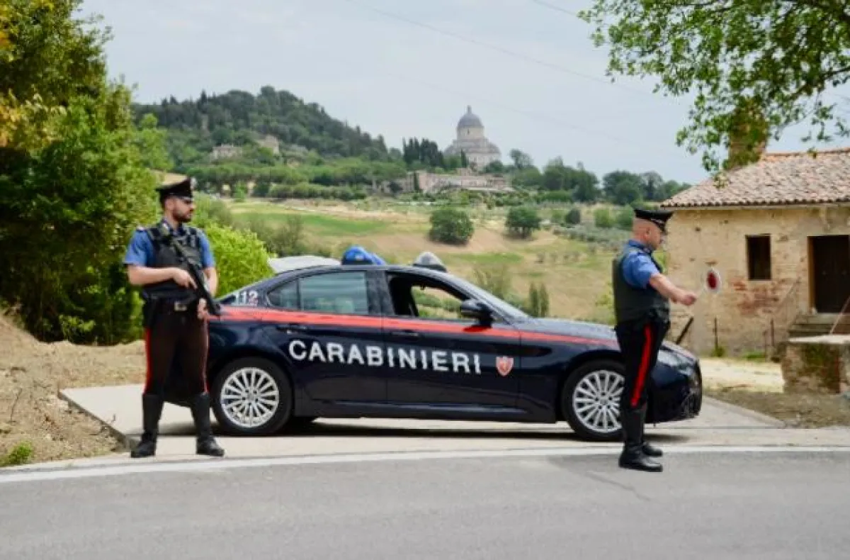 Marsciano, fugge all'alt e provoca un incidente. Denunciata ventenne, guidava senza patente