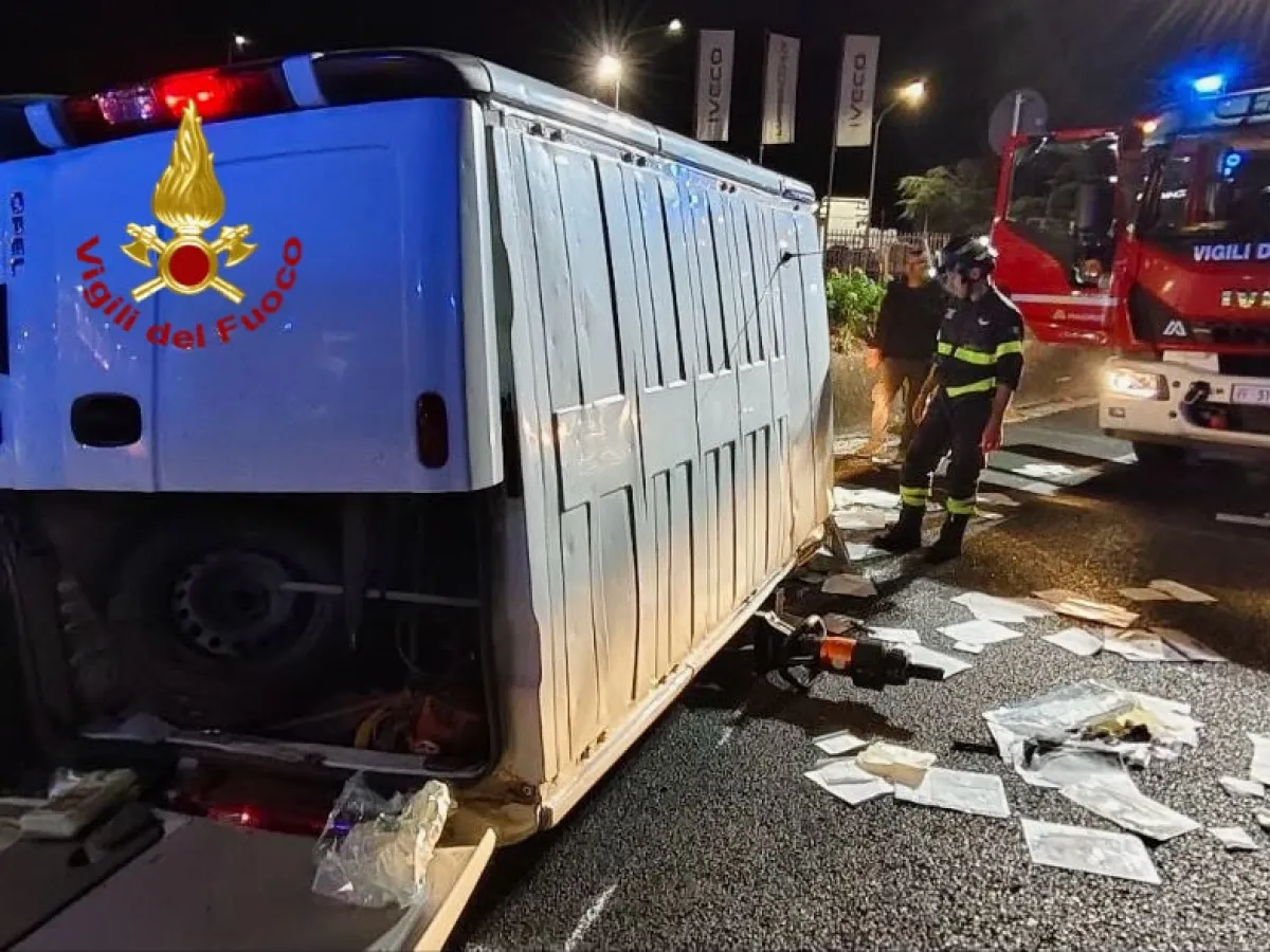 Perugia, incidente sulla strada per Collestrada: conducente estratto dall’auto in gravi condizioni