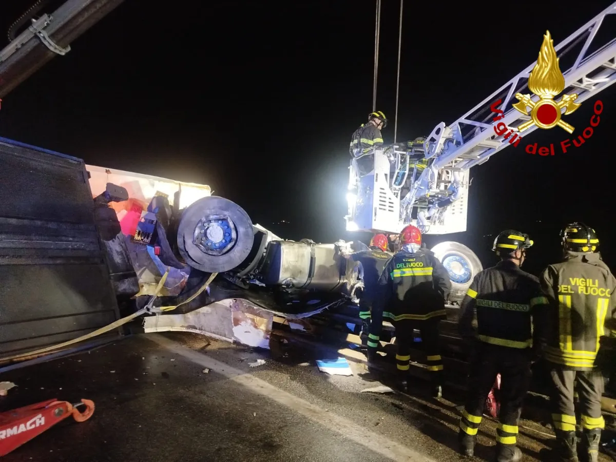 Tir si ribalta sul viadotto di Montoro in direzione Orte: conducente estratto dai vigili del fuoco