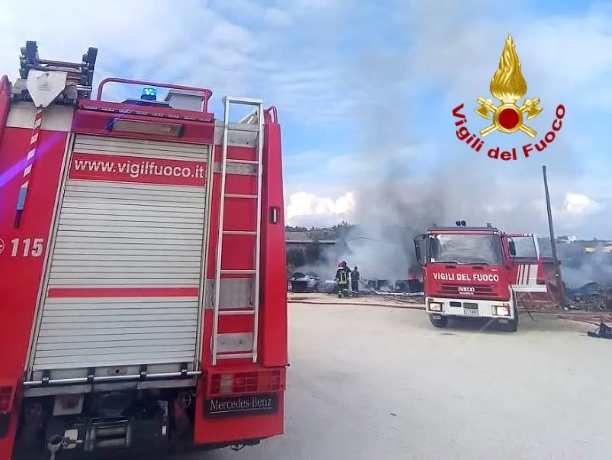 Bettona, incendio in un deposito di cavi di fibra: rogo domato dai Vigili del fuoco, nessun ferito