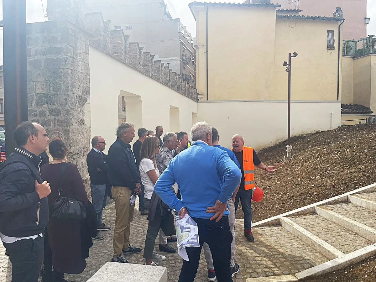 Terni, Largo Cairoli verso la fine dei lavori: telecamere anti-degrado e teca per le mura