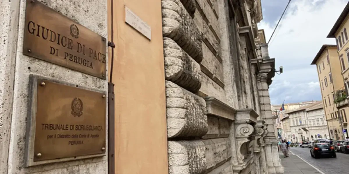 Perugia, aggrediscono il compagno di una donna accusata di aver sottratto della droga: due arresti