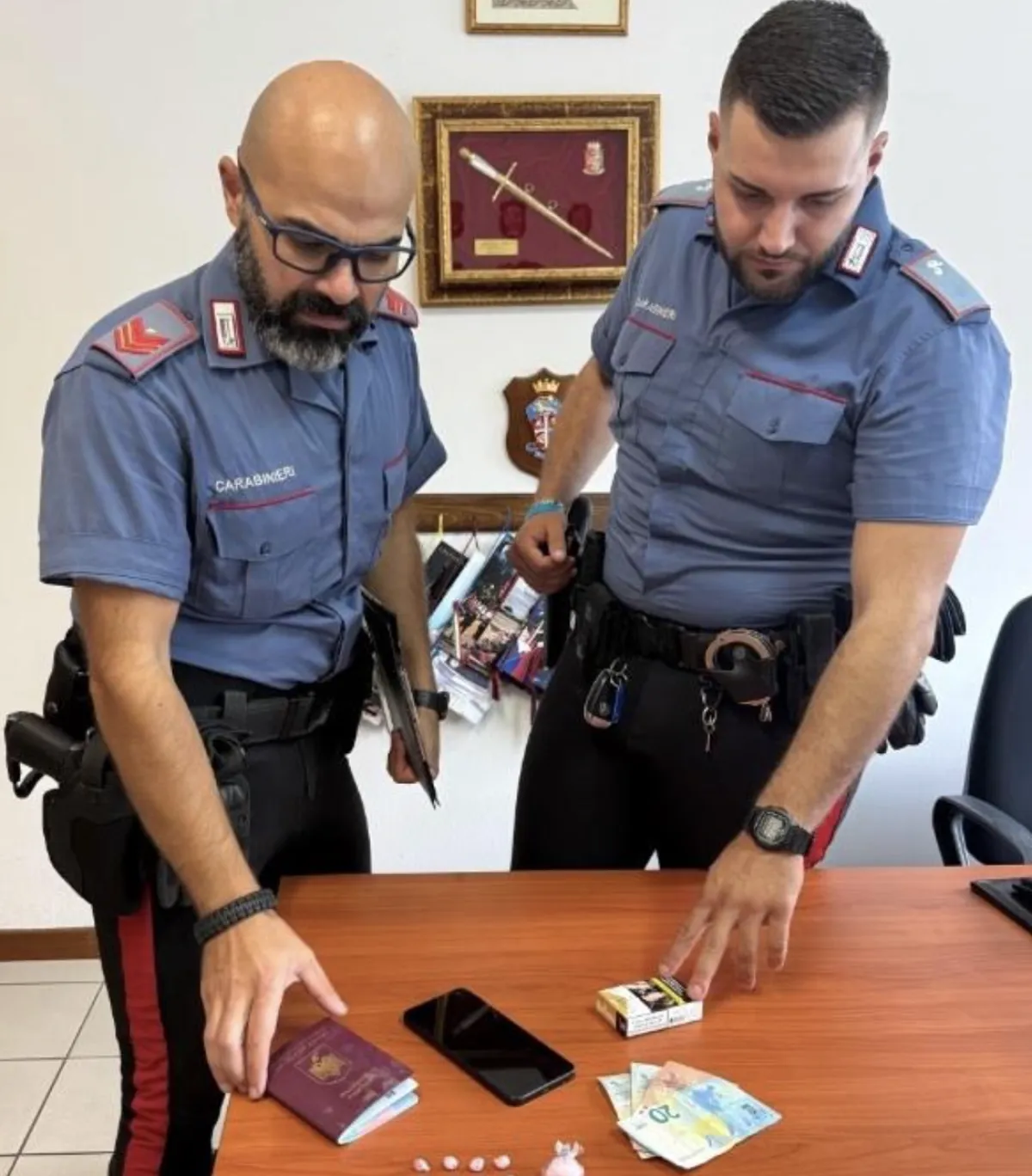 Terni, spaccio di cocaina “porta a porta”: due arresti, sequestrati 13 involucri nascosti in un’auto
