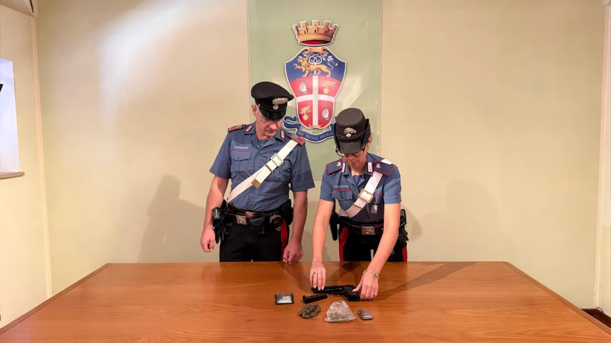 Perugia, controlli dei Carabinieri: due denunciati, sequestrati droga e oggetti atti a offendere
