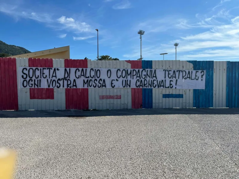Striscione esposto dai tifosi del Gubbio all'esterno della Curva