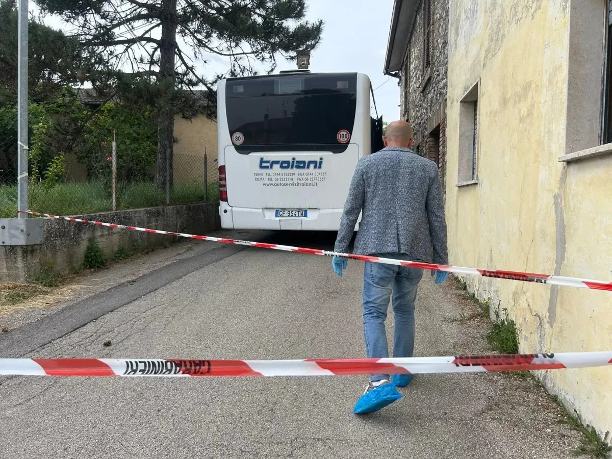 Si è spenta Fatiha. La donna presa a martellate sul bus a Stroncone è morta dopo cinque mesi