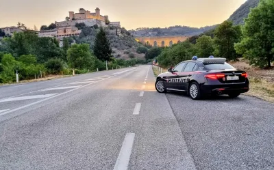 Spoleto, controlli notturni in via Marconi: trovate tre dosi di cocaina in auto, deferito un 22enne