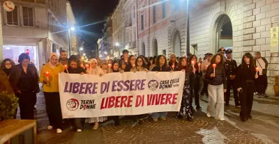 Terni stretta nel dolore per Fatiha. Centinaia di persone alla fiaccolata