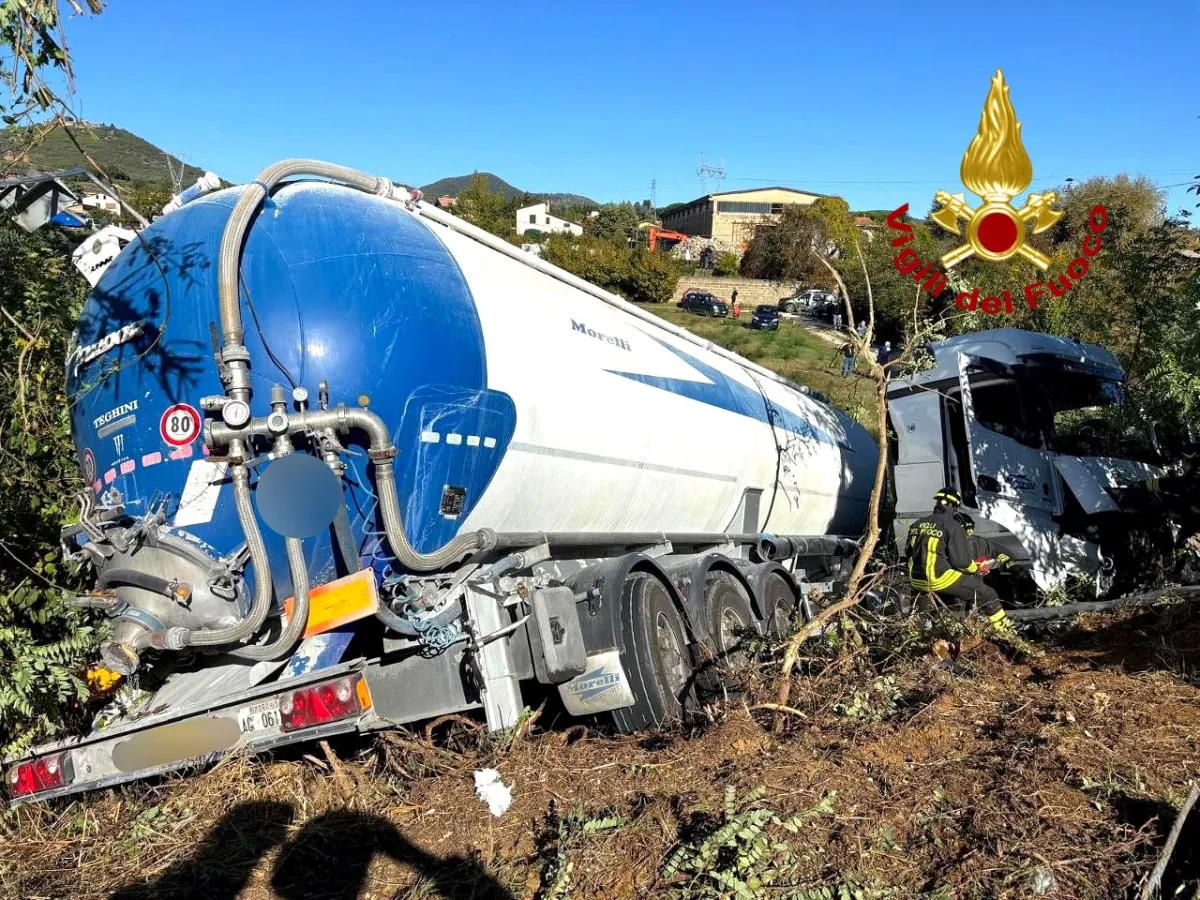 Panicale, camion cisterna esce di strada e precipita nella scarpata: ferito l'autista