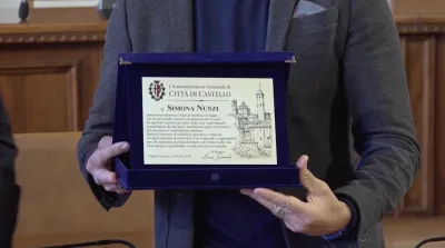 Città di Castello, il sindaco consegna una targa a Simona Nunzi per la traversata dello Stretto