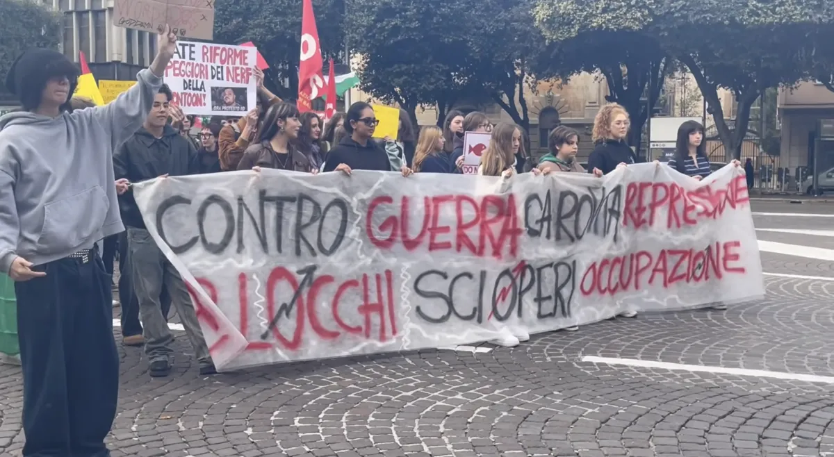 Sciopero generale a Terni, studenti e lavoratori manifestano contro precarietà e riarmo