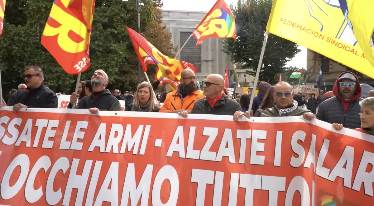 Sciopero generale a Perugia: il corteo raggiunge la stazione e blocca i collegamenti ferroviari