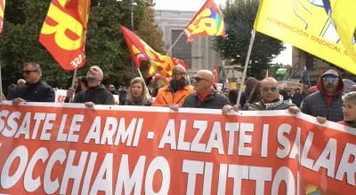 Sciopero generale a Perugia: il corteo raggiunge la stazione e blocca i collegamenti ferroviari